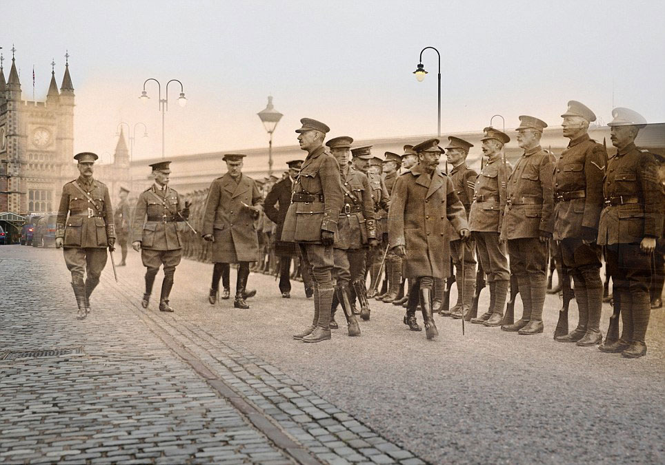 1915꣬Ӣڲ˹жBristolľӣ⳵Ŷڻվǰȴ˵ִպϳɡ