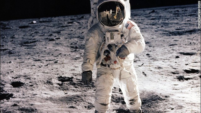 在阿波罗11号任务时,奥尔德林正在月球表面行走。