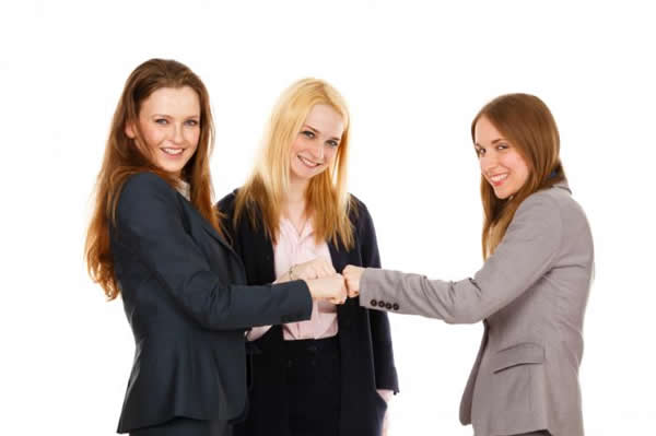 碰拳打招呼会取代握手吗?