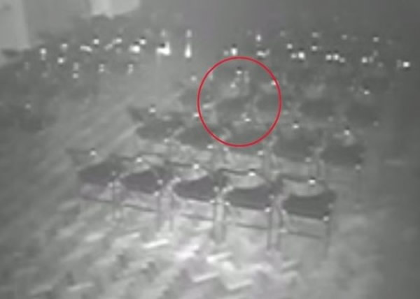英国19世纪剧院闹鬼 监控拍到椅子自行移动及白光飘浮