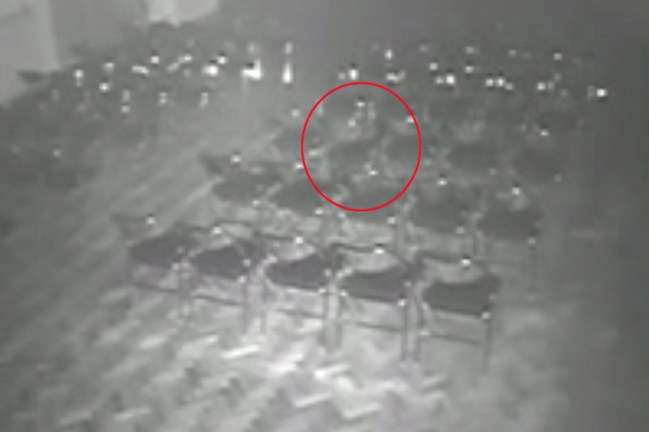 英国19世纪剧院闹鬼 监控拍到椅子自行移动及白光飘浮