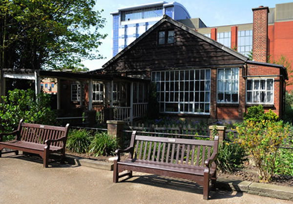 英国19世纪剧院闹鬼 监控拍到椅子自行移动及白光飘浮