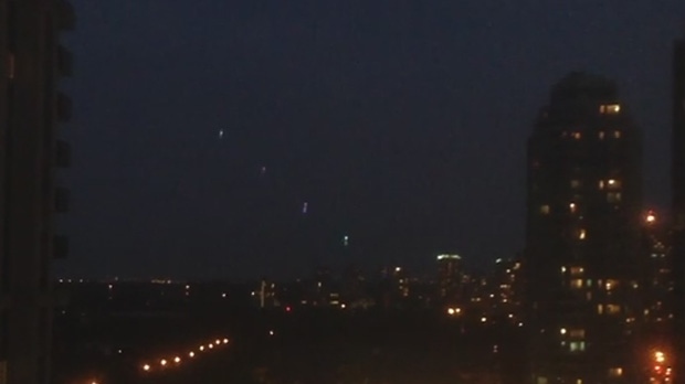 多伦多北面26日的夜空出现奇怪闪光，引起外星人入侵的怀疑。