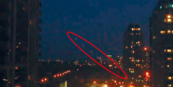 市民以手机拍到多市夜空出现最少七点排列整齐不断变色的光点(红圈)。