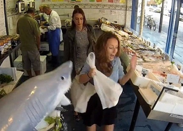 英国伦敦鱼档鲨鱼忽然“翻生”吓坏顾客