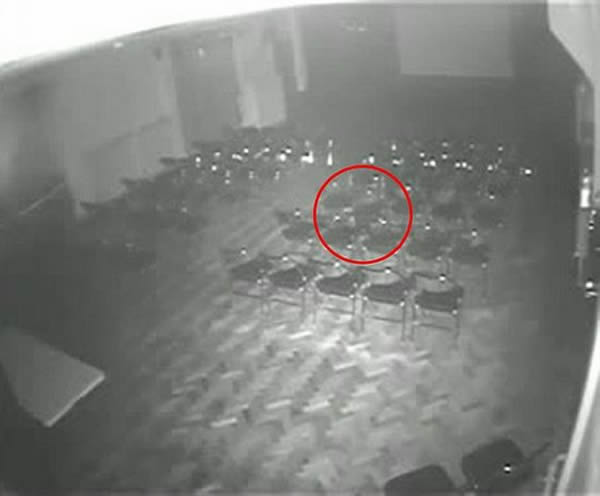 视频截图：在英国埃塞克斯郡罗姆福布鲁克赛德（Brookside）剧院，当地时间27日凌晨4点左右，闭路电视拍摄录像显示一把椅子神秘地自动移动。