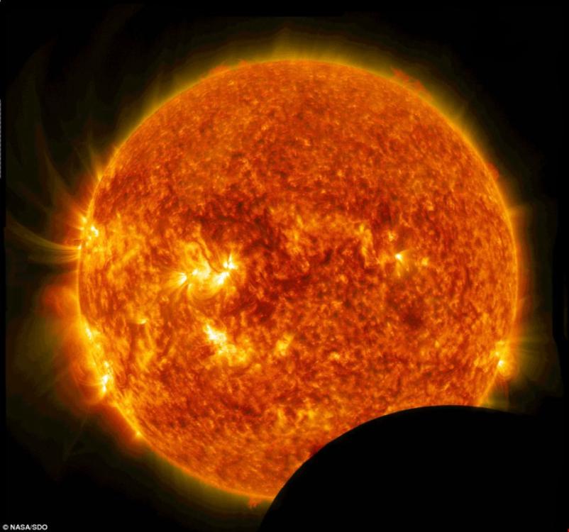 NASA“太阳动力学天文台”拍摄到太空中的日偏食“月中天”