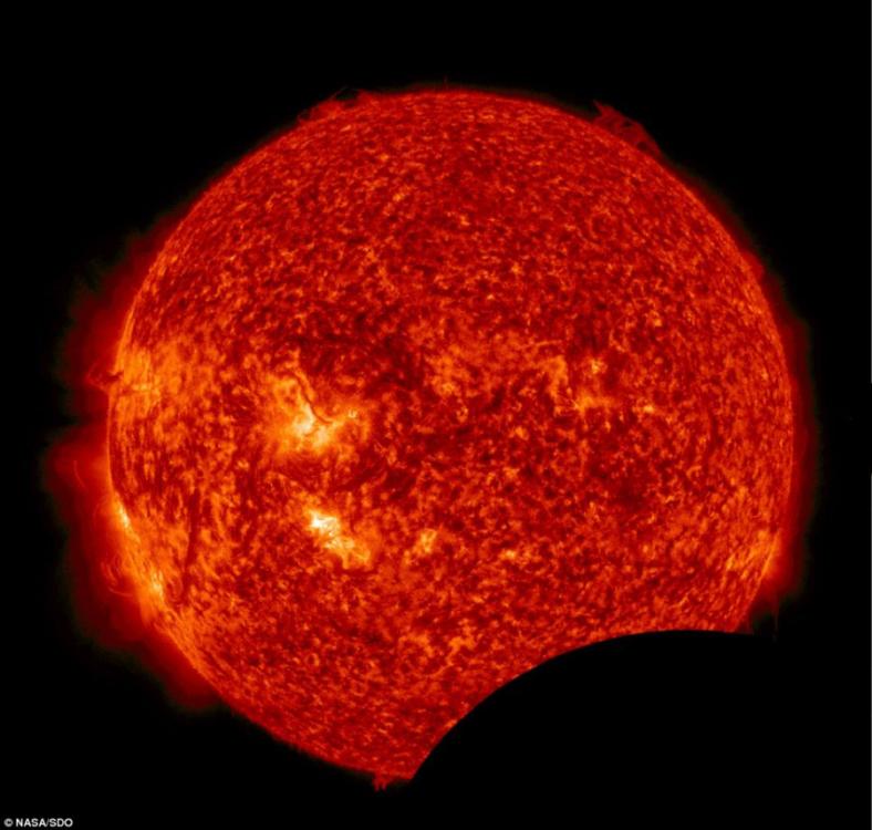 NASA“太阳动力学天文台”拍摄到太空中的日偏食“月中天”