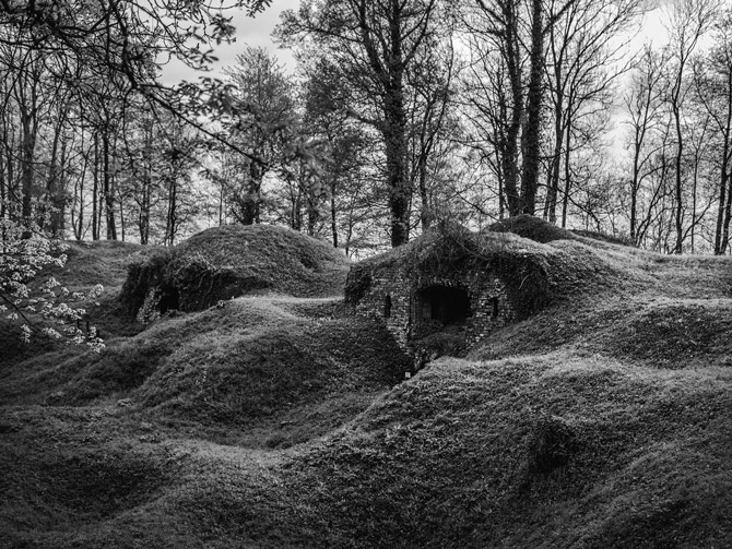 在贵妇小径的一座堡垒遗址,仍可看见猛烈炮击留下的痕迹。 1917年4月,约有3万名法国士兵在10天内命丧此地。而地底下,法军与德军试图潜入彼此的地道,有时会在漆