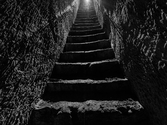 士兵从挖凿的石阶拾级而上,离开相对舒适的地底矿坑,前往壕沟。