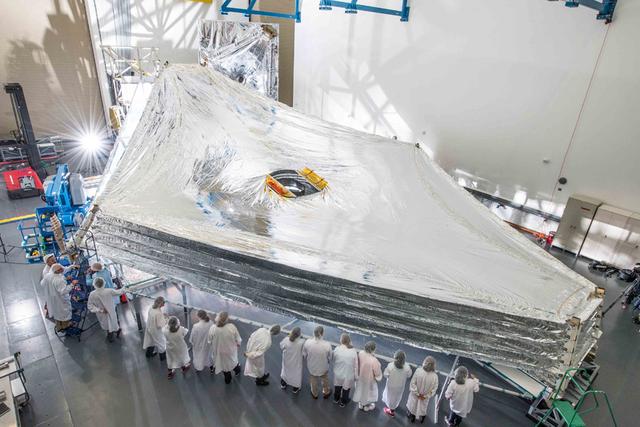 詹姆斯•韦伯空间望远镜的巨型遮阳装置,由五层隔热装置组成