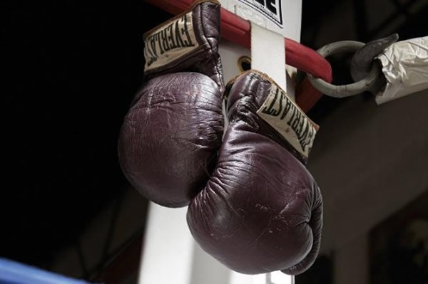 拳王阿里世纪之战拳套近39万美元成交 - 神秘