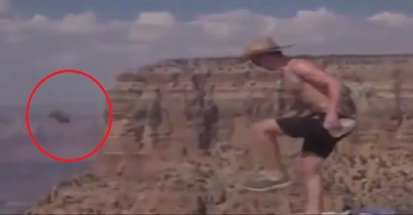 美国大峡谷游客狠踢松鼠落悬崖