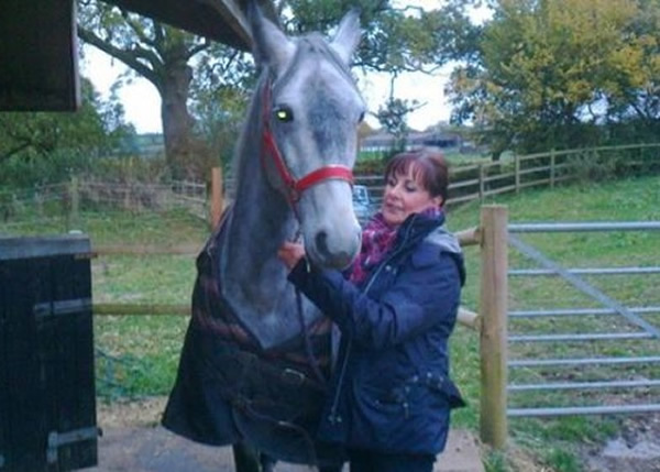 卡瓦纳生前热爱动物,不料因为狗的唾液而死。