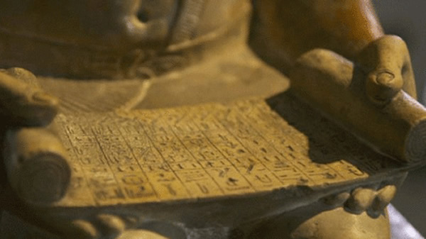 这座雕像的主人公是法老的行政官和主管,雕像描绘他正阅读卷书。