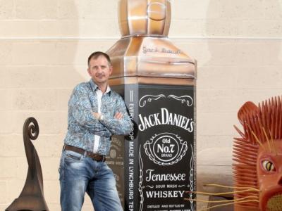 狮语者动物园管理员与三只狮子踢足球 - 神秘