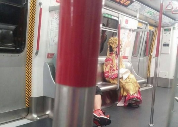 “鬼新娘”惊现港铁