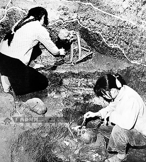 当年发掘甑皮岩人体遗骸时的情景