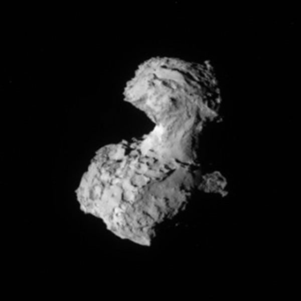 罗塞塔飞船在8月3日发回的彗核高清图像,此时彗星距离已经不到300公里