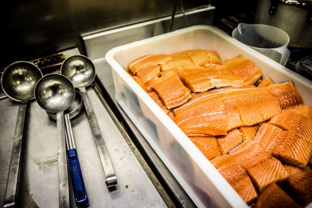 三文鱼是人们摄取DHA的主要途径之一。