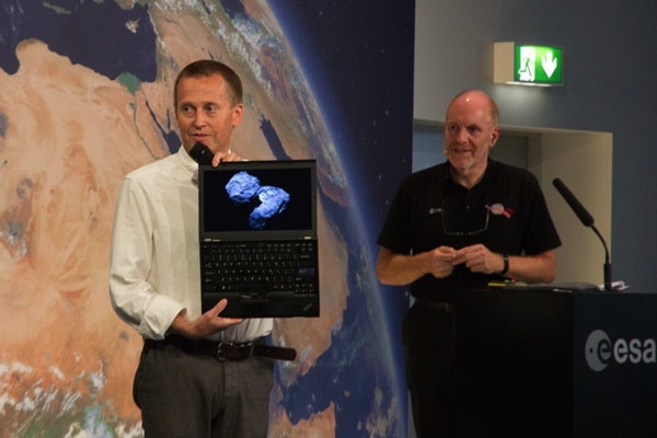 霍格尔·谢克斯(Holger Sierks)是罗塞塔飞船成像系统首席科学家,这里他正在向到场的媒体与贵宾们展示最新收到的彗星图像