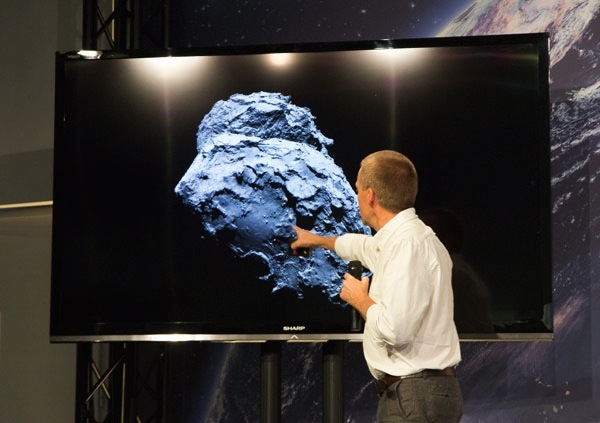 霍格尔·谢克斯向贵宾和媒体界人士展示彗星图像