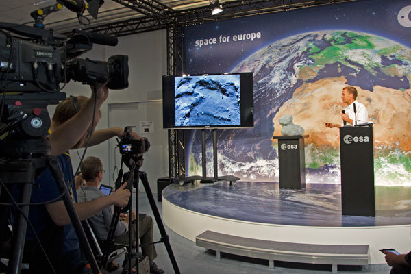 霍格尔·谢克斯正在就罗塞塔传回的最新图像进行讲解