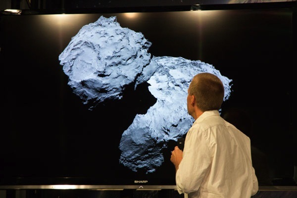 霍格尔·谢克斯正在就罗塞塔传回的最新图像进行讲解