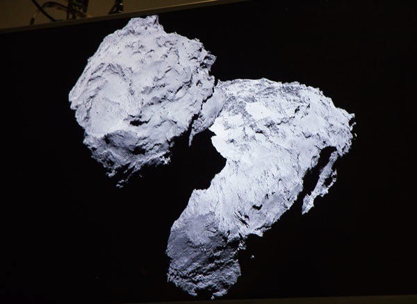 霍格尔·谢克斯正在就罗塞塔传回的最新图像进行讲解