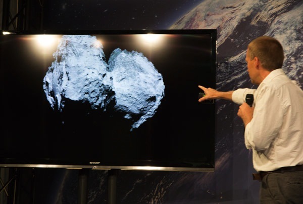 霍格尔·谢克斯正在就罗塞塔传回的最新图像进行讲解