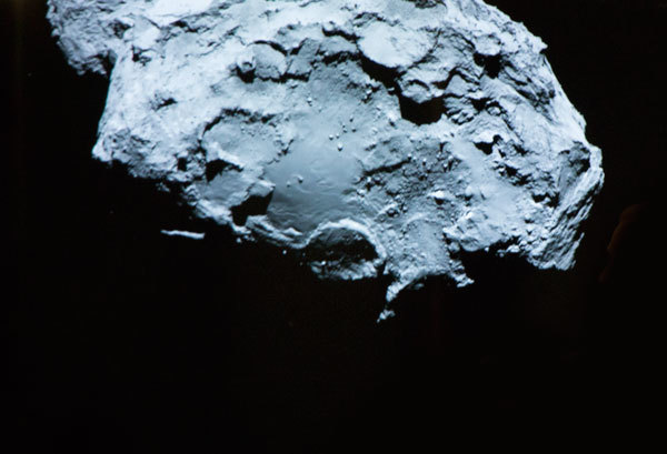 霍格尔·谢克斯正在就罗塞塔传回的最新图像进行讲解