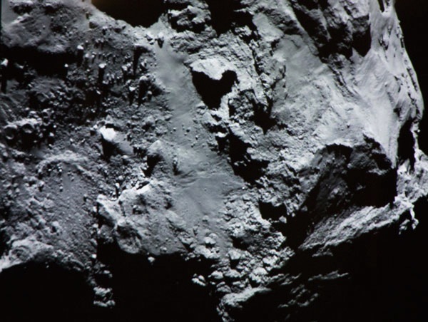 这是另外一张彗星C-G的近距离图像,由罗塞塔搭载的OSIRIS 窄角相机拍摄。此时它正显示在现场的展示电视屏幕上