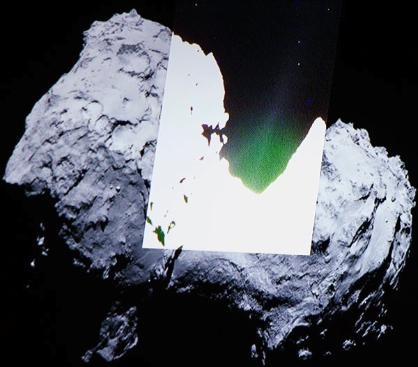 这是一张C-G彗星图像与一张罗塞塔OSIRIS相机图像叠加的效果,展示的是彗星一部分区域的排气现象。