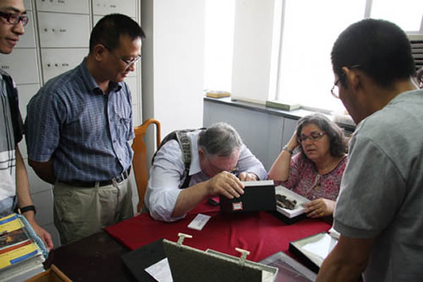 ��������ѧ��ǰ��ϯ���˲ι��п�Ժ�ż�׵���걾��