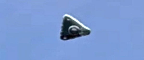 神秘三角形飞行器出现在德国卡赛尔市上空