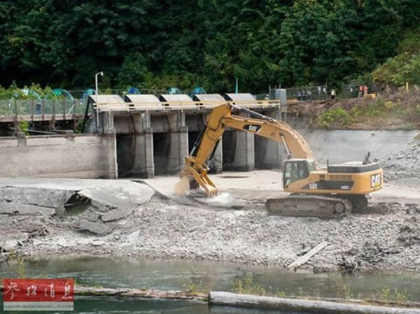 2011年,施工人员拆除埃尔瓦大坝,这是迄今为止美国拆除的最大的水坝。