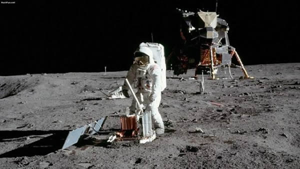 1969年7月，“阿波罗11”号宇航员巴兹-奥尔德林正在进行地震观测。地震观测等实验获取的数据有助于科学家确定月核是否熔化。