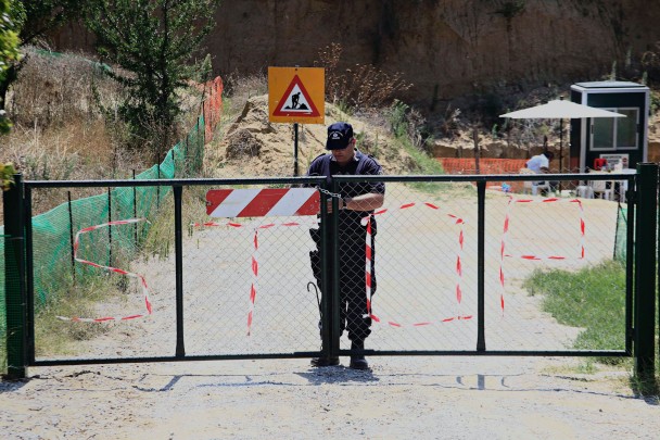 发掘地点入口有警员守卫