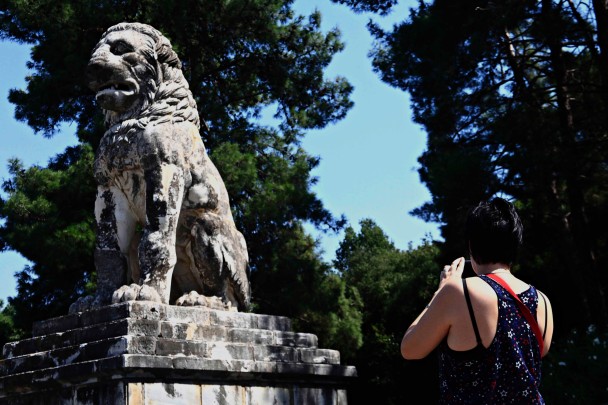 距古土墩约5公里处,有一尊公元前4世纪的大理石狮子,疑为发现的古墓一部分。