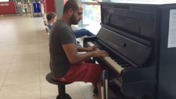 黎巴嫩钢琴家到欧洲旅游候机时演奏两首经典名曲 乘客如痴如醉感动落泪