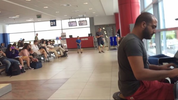 穿粉红色上衣的女乘客听到哭了