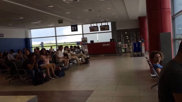 乘客回报以热烈掌声