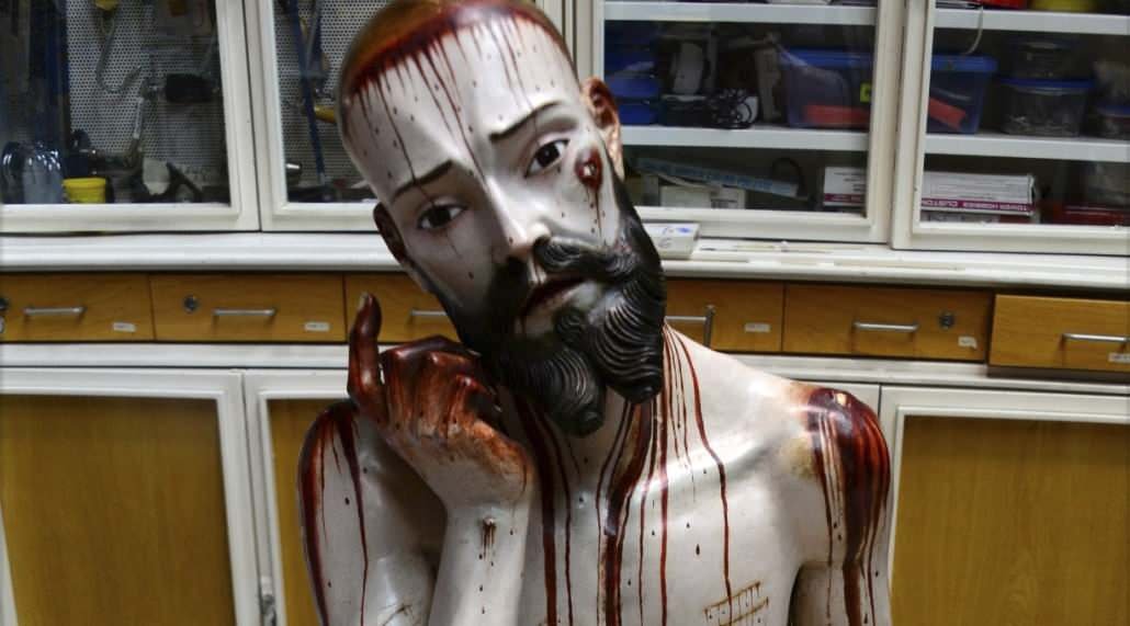 墨西哥科学家对一尊18世纪耶稣塑像做X光检测发现雕像口腔内藏有8颗人类牙齿