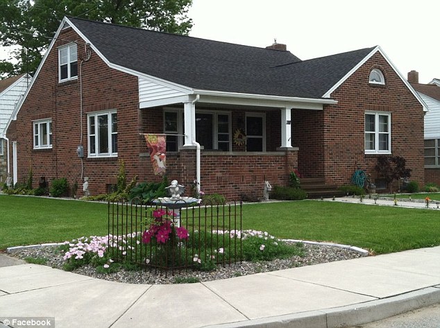 美国宾夕法尼亚州著名鬼屋据传住着至少五只鬼 入屋采访的摄影师被莫名抓伤