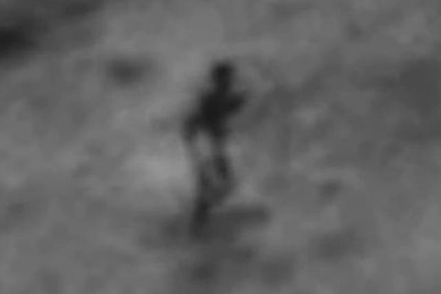 谷歌月球上出现的神秘人形阴影，研究人员认为这可能是观测角度的问题，恰好形成了酷似人形的模样