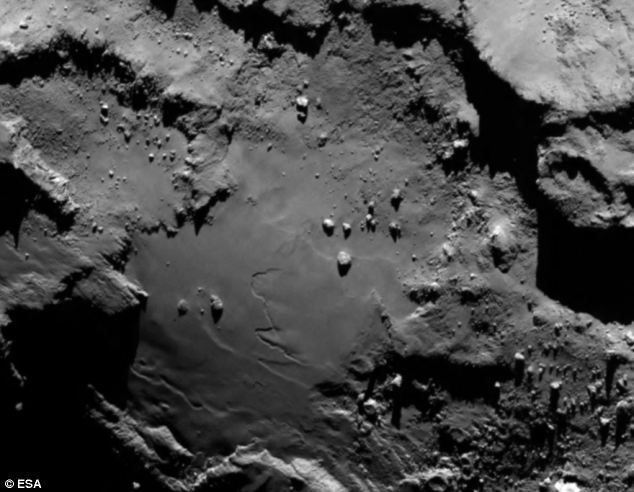 这张照片展示了楚留莫夫-格拉希门克彗星“身体”截面“底部”光滑区域的特写细节。欧洲航天局罗塞塔号探测器奥西里斯窄角相机拍到这张照片,11日上传到网上。