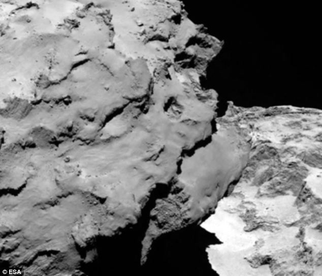 照片展示楚留莫夫-格拉希门克彗星的特写细节。科学家希望在接下来几个月内更好地了解这颗彗星。在这张照片中,楚留莫夫-格拉希门克彗星的“头”位于左边,“身体”在右边