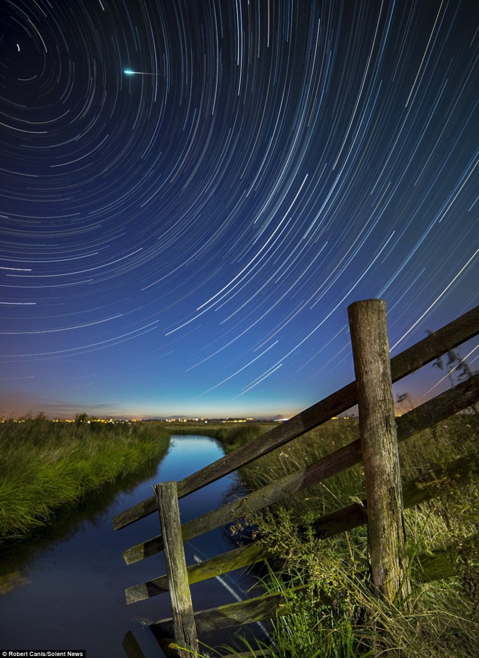 �������˾�̾����Ƭ��ʾ����˹������-���ض����Ǵӿ��ؿ��Ͽվ���ʱ�����µ�β������ͼƬ���Ͻǿ��������������Ӣ������ʱ����2ʱ54�ֳ��֣�������һ����β����������