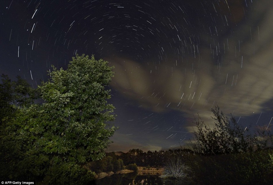 ������-�¶�-�������и����������ﱱɽ�������Ļ���ҹ�յ�Ӣ���������ꡣ����ӵ���ƶ��ٶ��ֿ죬�ֺ����������ǣ���Ӣ�����������ڵ���������ﴩ��ʱ�����Ǿ�������ҹ��