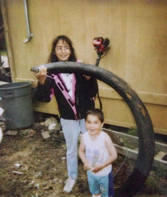 美国阿拉斯加州一对母子22年间发现两个猛犸象牙